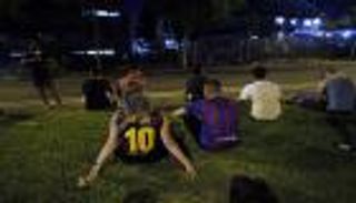 بالفيديو والصور.. جماهير برشلونة تودع ميسي بالدموع