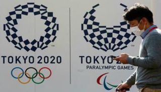 شخص يرتدي كمامة للوقاية من كورونا في طوكيو