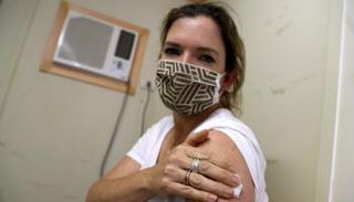 اضطرابات الدورة الشهرية لدى النساء بعد تطعيم كورونا كانت موضع بحث