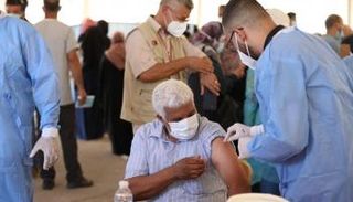 ليبي يتلقى جرعة لقاح كورونا بأحد المراكز الصحية (أرشيفية)