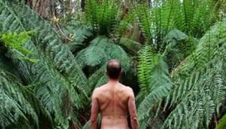 أحد الزوار العراة لغابة روبين هود في إنجلترا