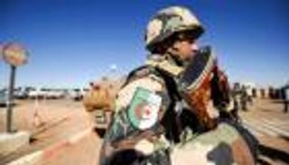 "الغنيمة السادسة".. الإرهابي "عبد العزيز" بقبضة الجيش الجزائري