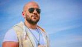 فيديو: أحمد مكي يقبل غرابا.. طاقة إيجابية