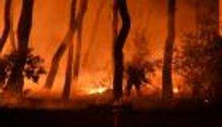 الحرائق تستعر بضواحي أثينا.. وإجلاء المئات من جزيرة "إيفيا"