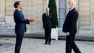 خلال اتصال هاتفي.. ماذا قال ماكرون لرئيس تونس؟