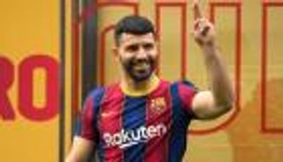 هل يفسخ عقده؟.. رد قاطع من أجويرو بعد رحيل ميسي