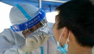 شخص يخضع لاختبار كورونا في الصين- أرشيفية