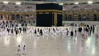 معتمرون في الحرم المكي - أرشيفية