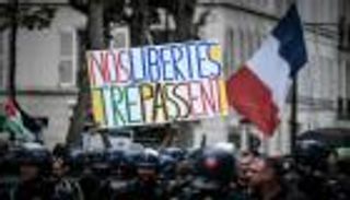 كورونا بأوروبا.. رشق رئيس وزراء التشيك بالبيض ومظاهرات بفرنسا وإيطاليا