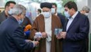 الرئيس الإيراني يعين قياديا في الحرس الثوري نائبا له