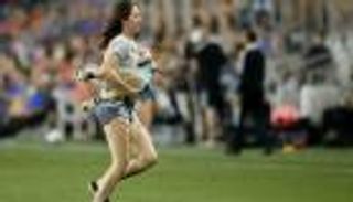 فيديو.. أصغر مقتحم ملاعب في التاريخ يظهر في الدوري الأمريكي