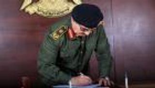 في ذكرى تأسيسه.. حفتر  يجري تغييرات بالجيش الليبي