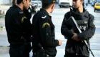 مشهد إنساني.. شرطي يحمل مسنا للحصول على لقاح كورونا بتونس