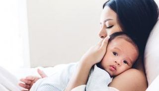 قلة نوم الأمهات الحديثات تعجل شيخوختهن وتعرضهن للإصابة بالأمراض