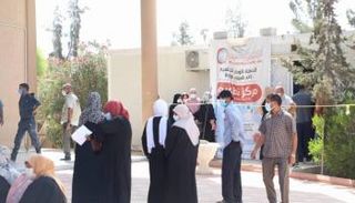 مواطنون بأحد مراكز لقاح كورونا في ليبيا. (أرشيفية)