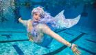 بالصور.. مدينة أمريكية تستضيف "أكبر تجمع لحوريات البحر"