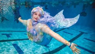 إحدى الفتيات ترتدي زي حوريات البحر في فيرجينيا