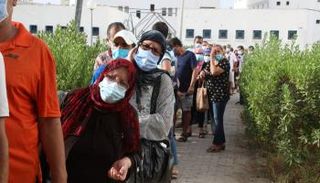 طوابير أمام مراكز التلقيح بتونس