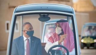 الكاظمي وولي العهد السعودي خلال زيارة للرياض 