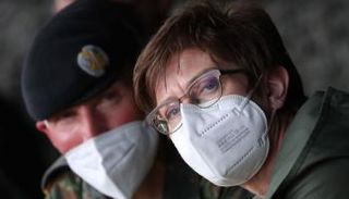 وزيرة الدفاع الألمانية أنيجريت كرامب-كارنباور