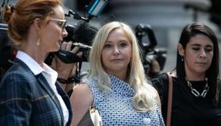 فيرجينيا روبرتس جوفري مقيمة الدعوى ضد الأمير أندرو