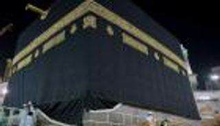 صور.. إسدال ثوب الكعبة المشرفة بمشاركة 33 متخصصاً 