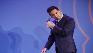 ليونيل ميسي قائد برشلونة السابق