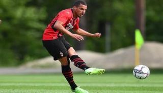 إسماعيل بن ناصر لاعب وسط ميلان