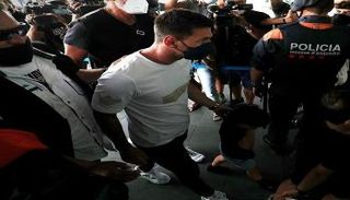 ليونيل ميسي قائد برشلونة السابق