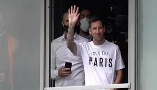 ليونيل ميسي قائد برشلونة السابق