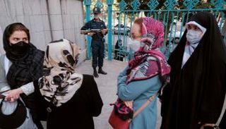 إيرانيات أمام إحدى مراكز التصويت - أ.ف.ب