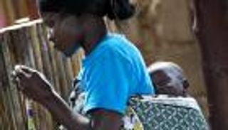 "الجذور" لتمكين المرأة بجنوب السودان.. شمعة تضيء عتمة الفضاء الثقافي