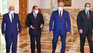 من اليمين عباس كامل وحفتر والسيسي وصالح في القاهرة