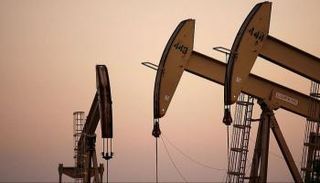 مخزونات النفط الأمريكية تتراجع والنفط مرتبك