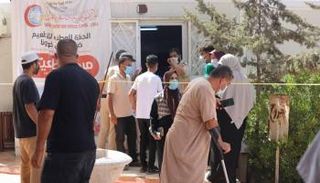 ليبيون في أحد المراكز الصحية لتلقي لقاح كورونا (أرشيفية)