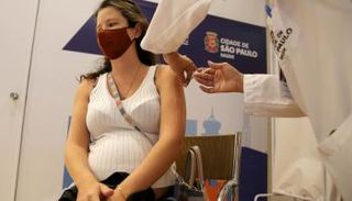 سيدة حامل تتلقى لقاح كورونا (كوفيد-19) في البرازيل