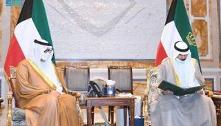 أمير الكويت يتسلم رسالة خادم الحرمين الشريفين