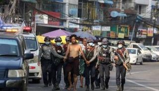 متظاهر يتعرض للاعتقال من قوات الأمن في ميانمار