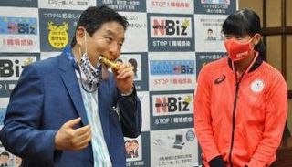  رئيس البلدية تاكاشي كاوامورا  واللاعبة اليابانية