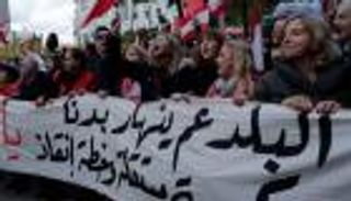 صب الزيت على نار أزمات لبنان.. لماذا أصر سلامة على نسف دعم الوقود؟