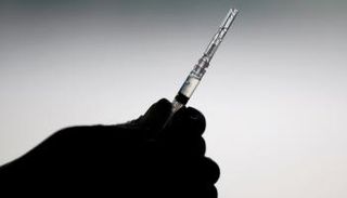 حقنة تحوي لقاحا مضادا لفيروس كورونا