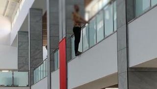 الشاب أثناء محاولته الانتحار