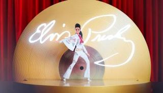 الدمية باربي ترتدي زي إلفيس بريسلي