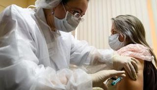 سيدة تتلقى لقاح كورونا (كوفيد-19)