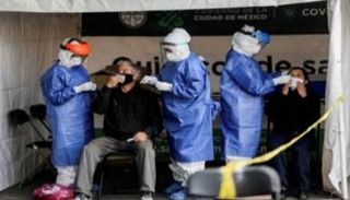 أشخاص يخضعون لاختبار كورونا بالمكسيك