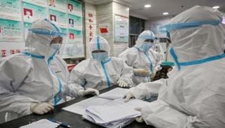 أفراد طاقم طبي في الصين- أرشيفية