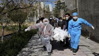 نقل جثمان أحد المتوفين بكورونا في إيران