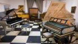 صور.. مرمم آلات بيانو يعرض مجموعة "نادرة" في مزاد.. استغرقت عمراً لجمعها