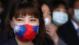 سيدة ترتدي كمامة للوقاية من فيروس كورونا في تايوان