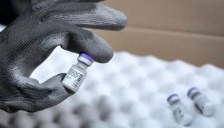 عبوات من لقاح فايزر للوقاية من فيروس كورونا المستجد (كوفيد-19)